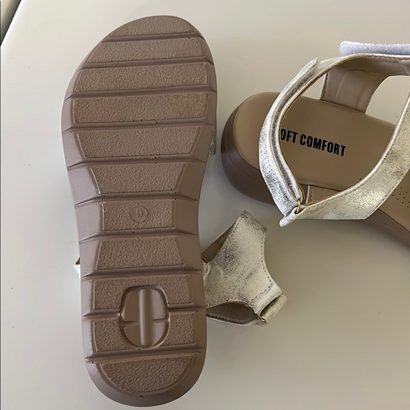 NWOT Soft Comfort Silver and Tan Sandals - Picture 5 of 5